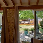 La Haute, Sa Kitchenette, Son Et Son Jardin à Couette-café Nîmes