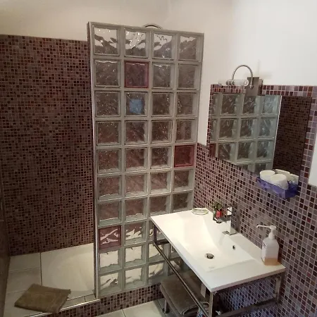 La Haute, Et Jardin Exterieur A Ним