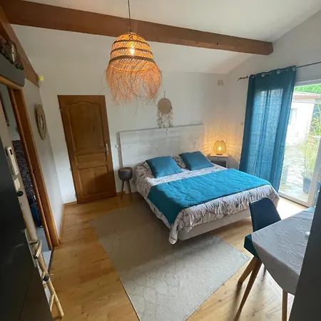 B&B La Chambre Haute, Son Spa Et Son Jardin A Nimes 4*