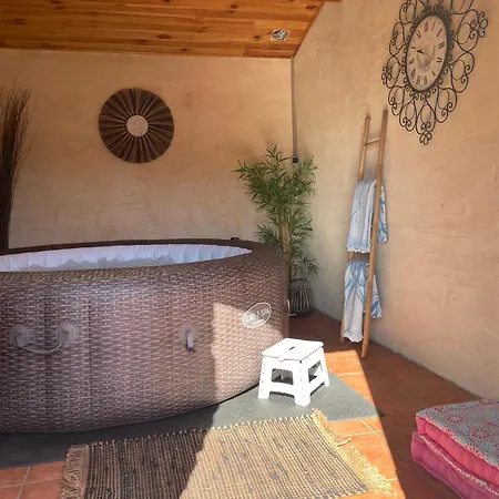 La Haute, Sa Kitchenette, Son Et Son Jardin à Couette-café Nîmes