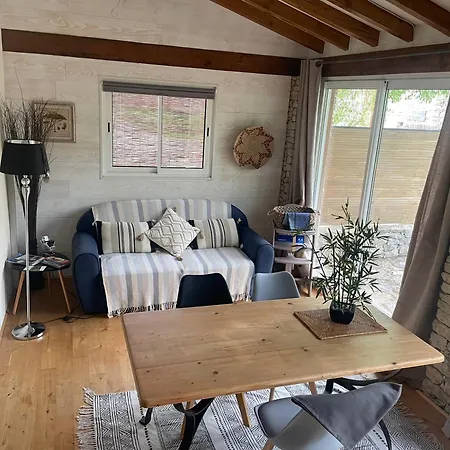 La Haute, Sa Kitchenette, Son Et Son Jardin à Couette-café 4*
