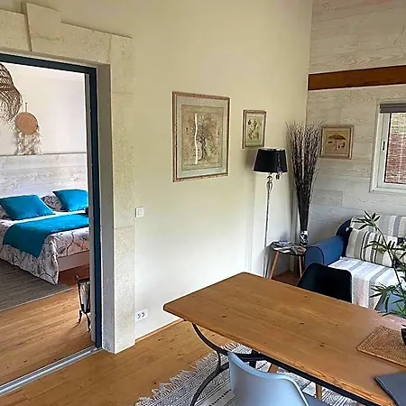 La Haute, Et Jardin Exterieur A Ним