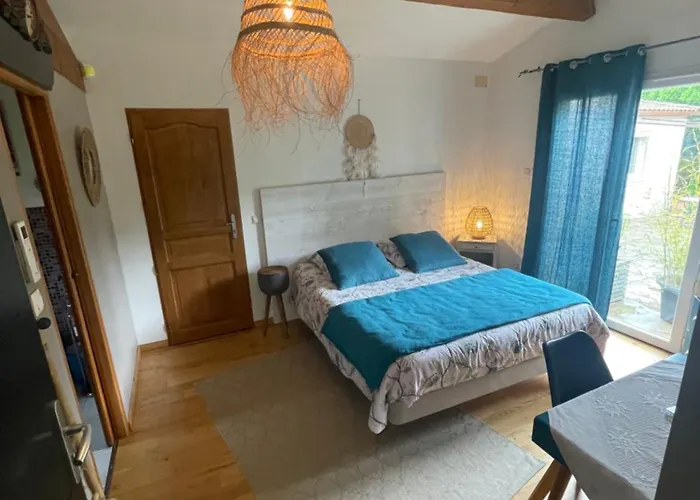 לינה וארוחת בוקר La Haute, Son Et Son Jardin A 4*